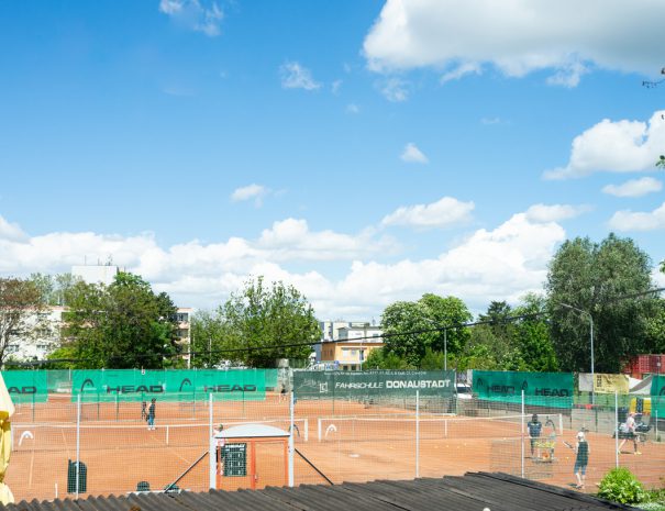 Tennisplatz in Sichtweite