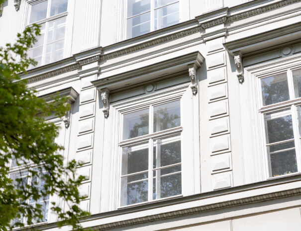 Eine Besonderheit sind die großen Fenster