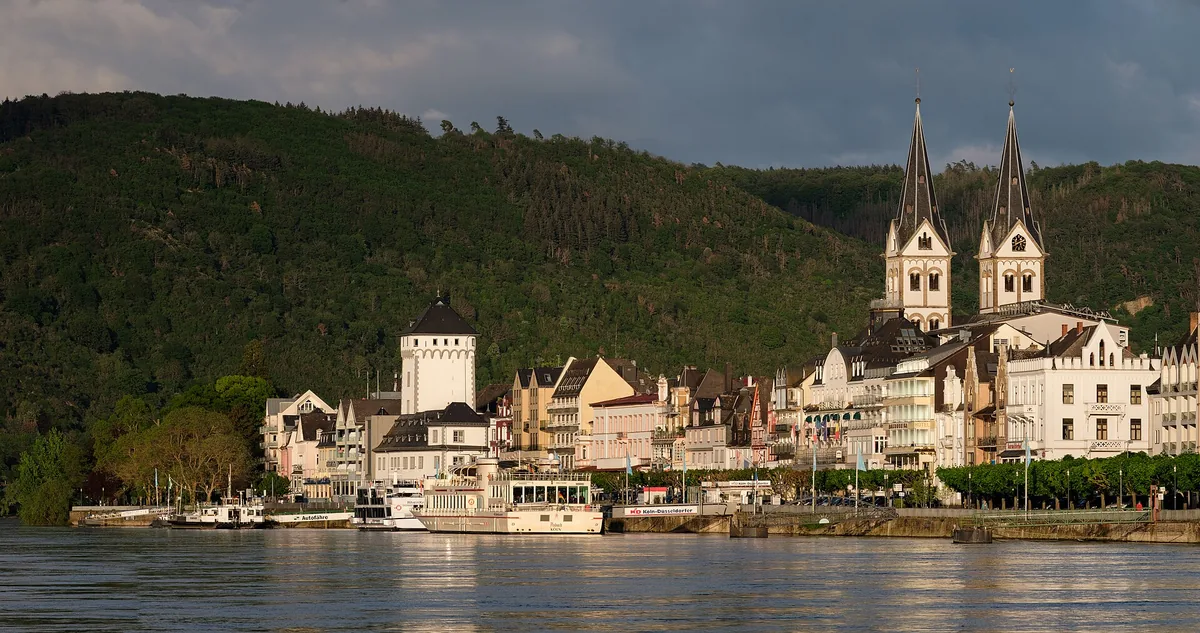 Blick auf die Rheinschleife bei Boppard im UNESCO-Welterbe Oberes Mittelrheintal — größte zusammenhängende Weinbergfläche am Mittelrhein